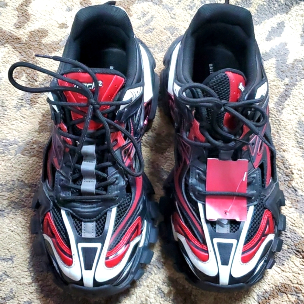 Balenciaga - Picture 1 of 9